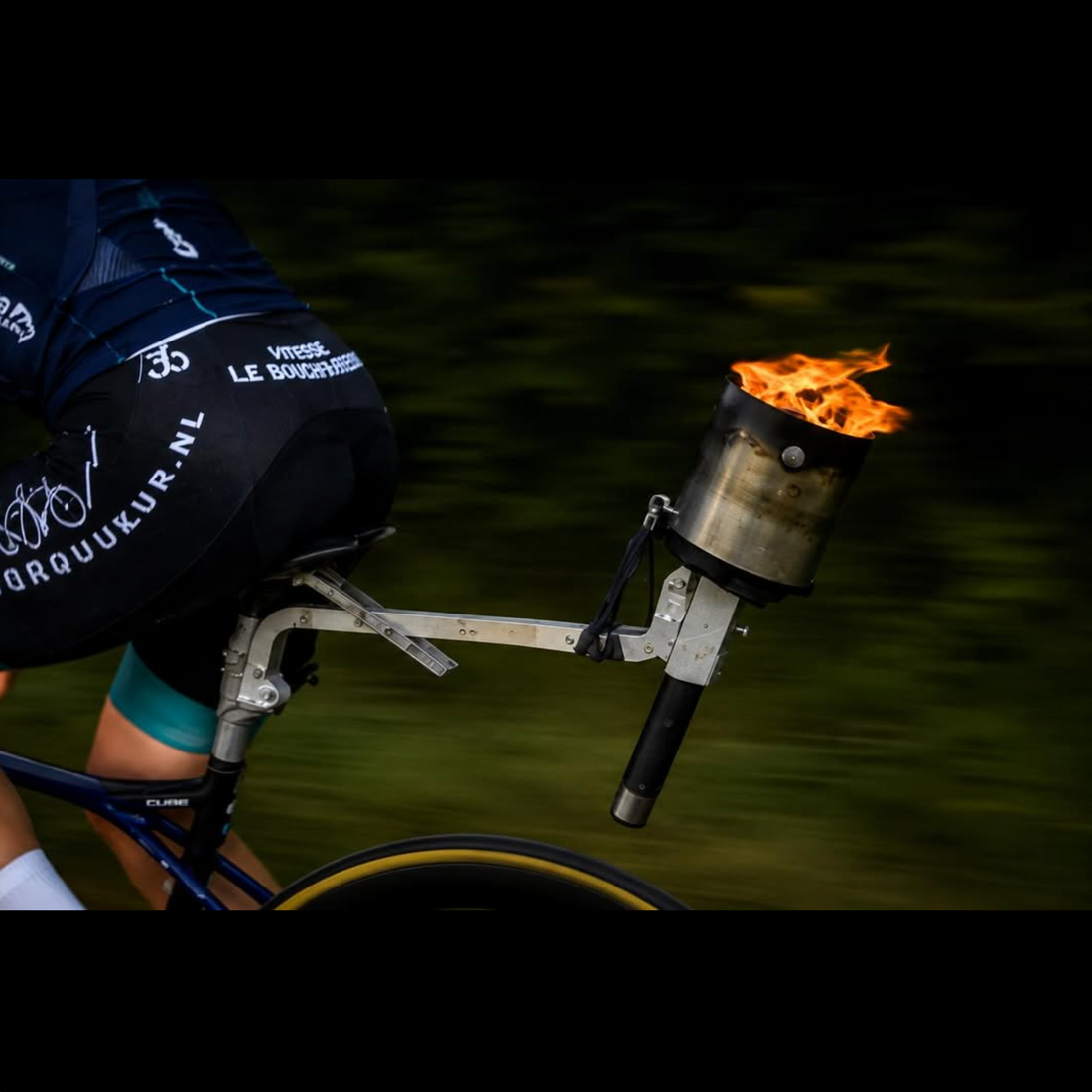 Bevrijdingsvuur op de fiets, vastgezet met een ferriet ringmagneet van Ø100 mm