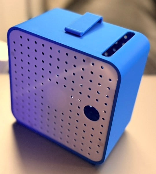 Blauwe 3D-geprinte medicijnrolhouder met wit geperforeerd deksel