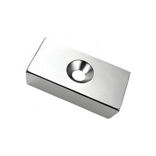 Aimant cubique en néodyme avec trou percé/alésé 40 x 20 x 10 mm N45 NiCuNi pôle sud